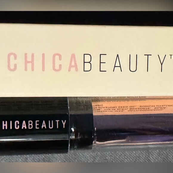 Chica Beauty Chica Glow Highlighter Duo Champagne Glow Brand New in Box 2 IN 1 - Picture 9 of 9